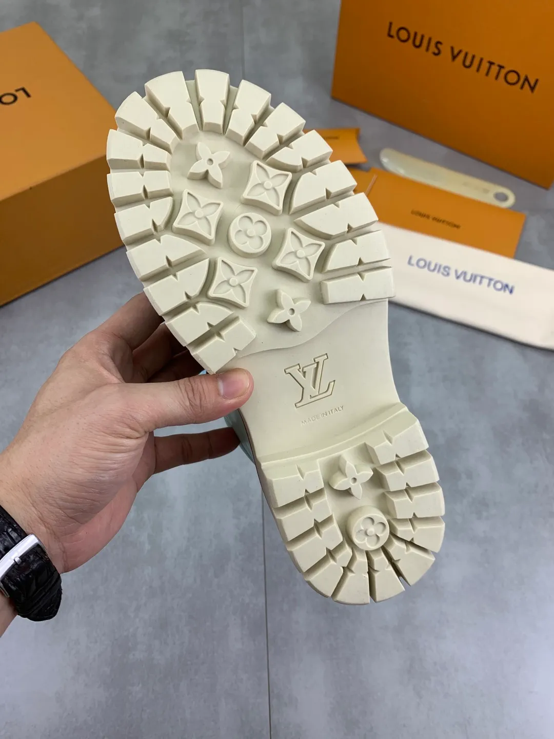 Men's shoes 💰P680 new LV | Louis Vuitton 🧡💚2025 autumn and winter new models, top version ⚠️ The counter features the latest LV REMIX lace-up mountaineering derby shoes, new hard goods 🆕 ❥BS purchasing level! Full of high-end feel! A popular model among bloggers at home and abroad, it’s retro and fashionable, and looks stunning on your feet! Mainly recommended models on the official website★ ━━━━━ ЅᏇєєt ━━━━━ ▪️Upper: top-grade first-layer cowhide ▪️Lining: imported sheepskin ▪️Outsole: original open-molded TPU non-slip outsole ▪️Sole height: 3.5cm ▪️Shoe size: Women 35-41 (41 customization is not returnable) Male 39-45 (46 customized, non-refundable)
